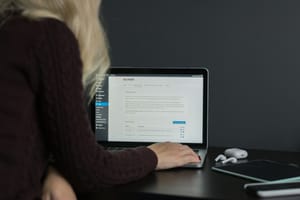 Cómo forzar cierre de sesión de usuario en Woocommerce
